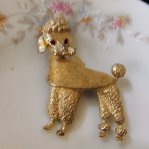 VTG Poodle Dog Brooch Gold Tone Red Rhinestone Eyes Gold Jacket - Picture 3 of 6